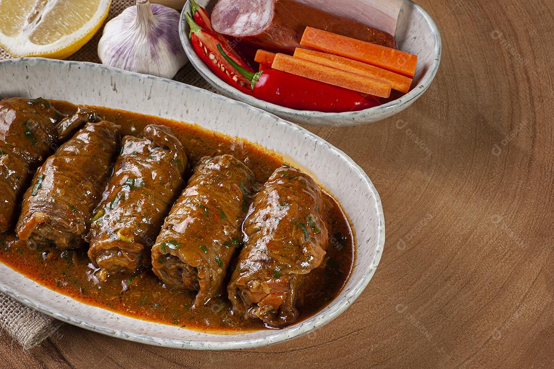 Enrole bife em delicioso molho de tomate JPG