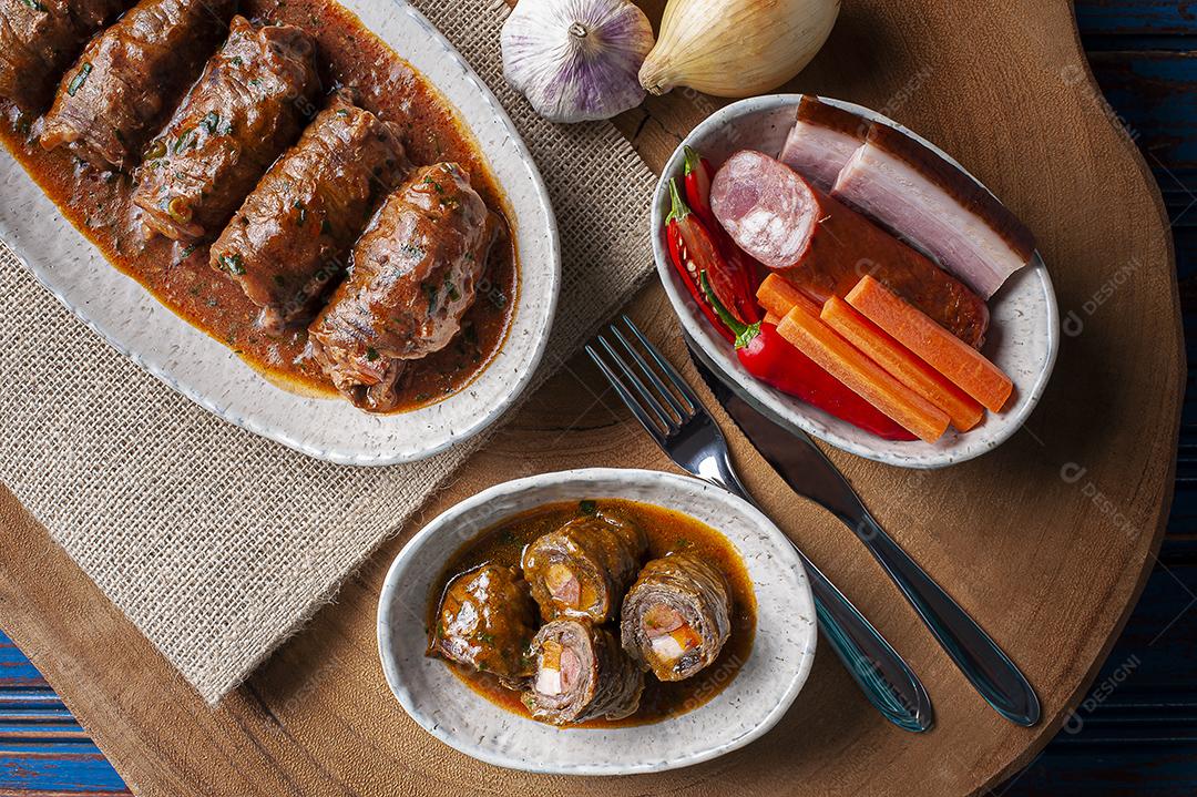 Enrole bife em delicioso molho de tomate JPG