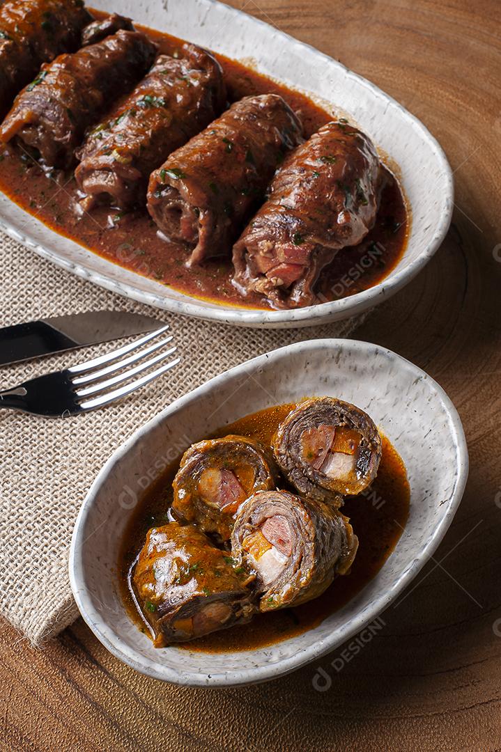 Enrole bife em delicioso molho de tomate JPG