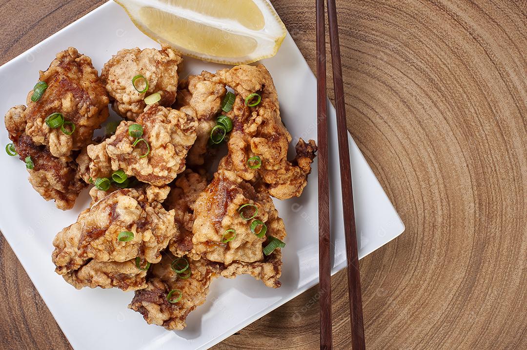 O Karaage. Frango frito japonês típico JPG