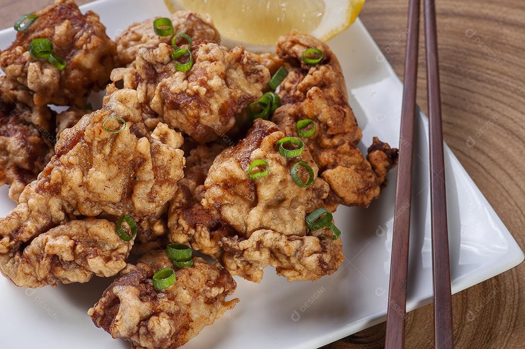 O Karaage. Frango frito japonês típico JPG