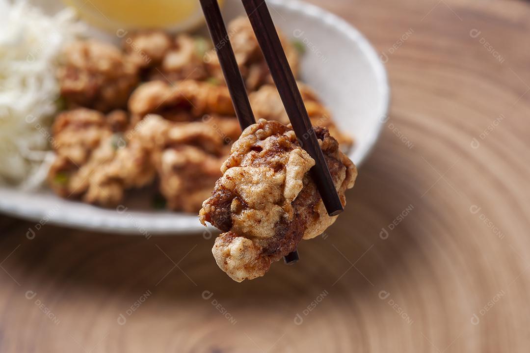 O Karaage. Frango frito japonês típico JPG
