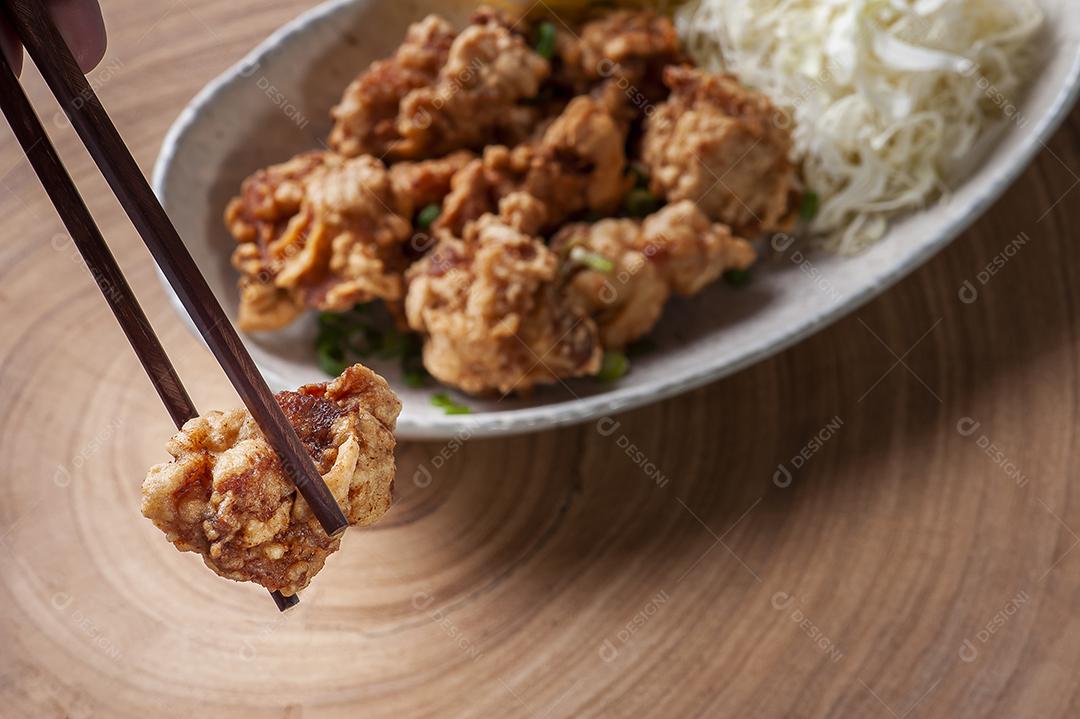 O Karaage. Frango frito japonês típico JPG
