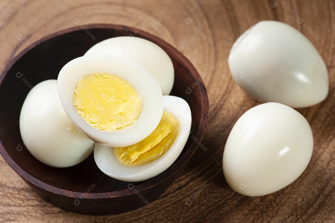 Ovo de codorna na tigela JPG