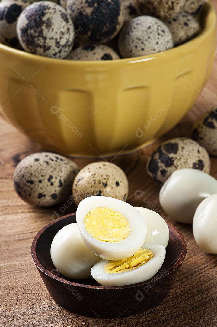 Ovos de codorna cozidos JPG