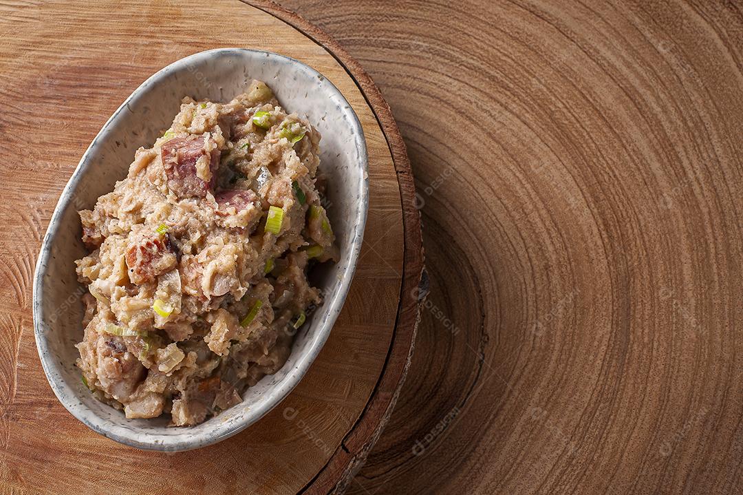 Prato típico brasileiro chamado Tutu de feijão. Feito com feijão JPG