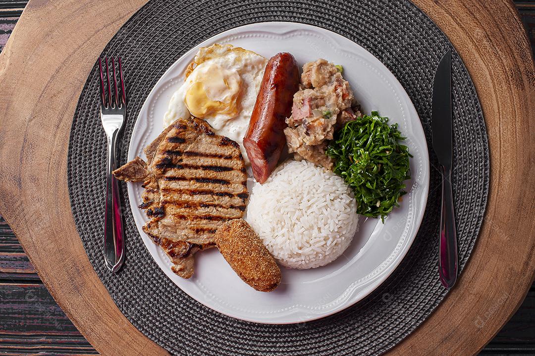 Prato típico da culinária brasileira chamado virado a paulista JPG