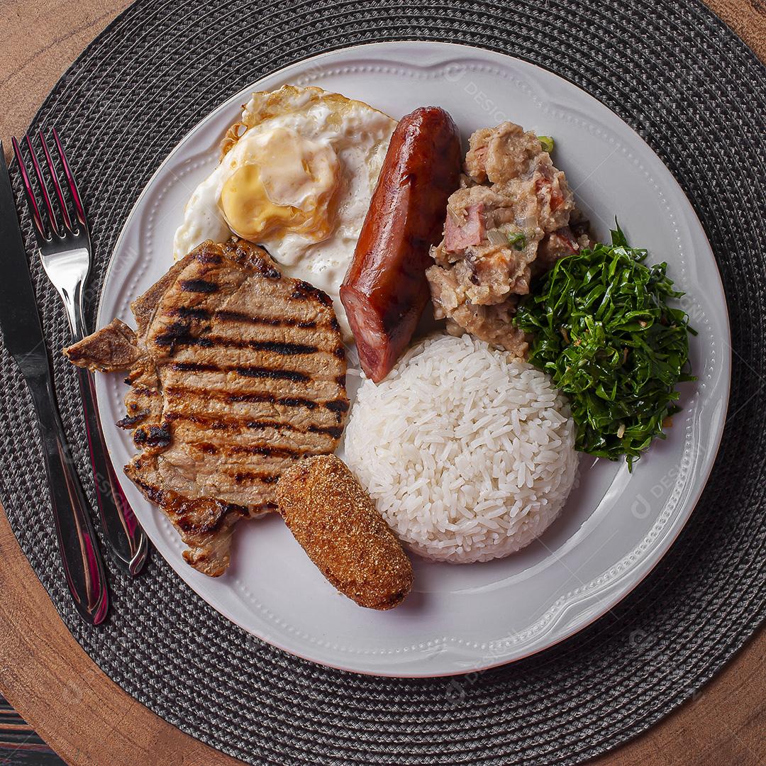 Prato típico da culinária brasileira chamado virado a paulista JPG