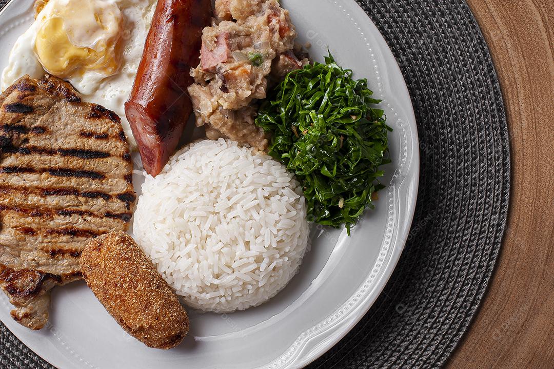 Prato típico da culinária brasileira chamado virado a paulista JPG