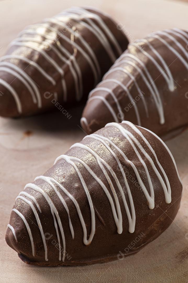 Brigadeiros gourmet recheados com morango JPG