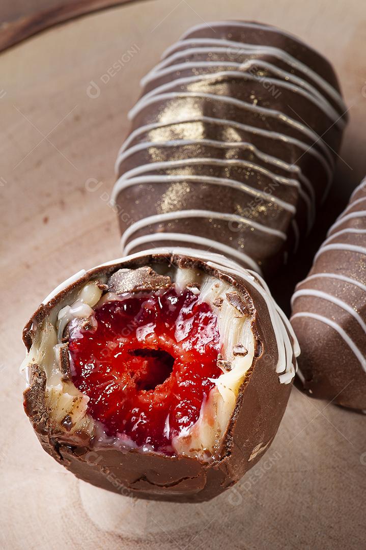 Brigadeiros gourmet recheados com morango JPG