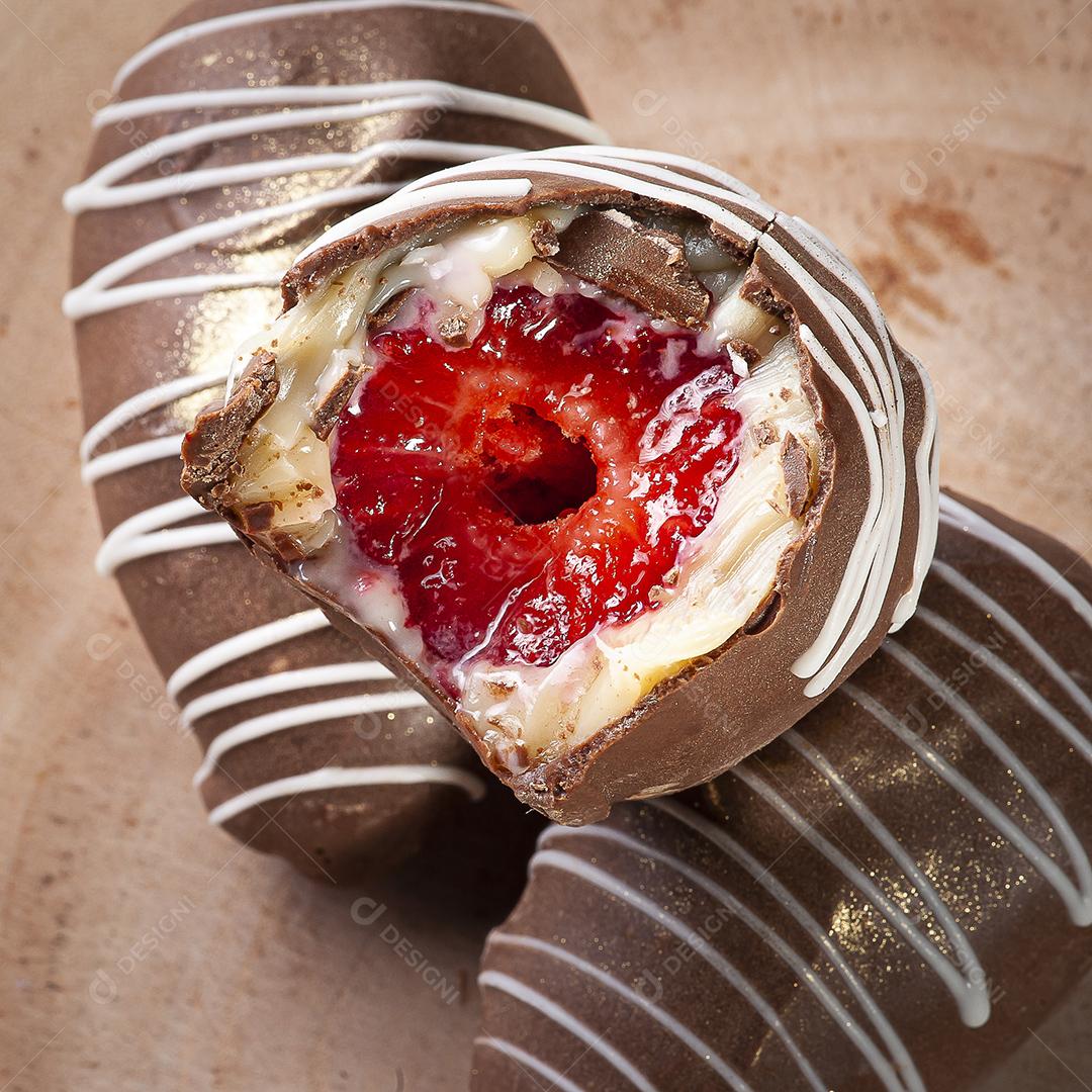 Brigadeiros gourmet recheados com morango JPG