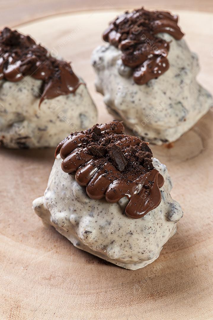 Brigadeiros gourmet recheados com morango JPG