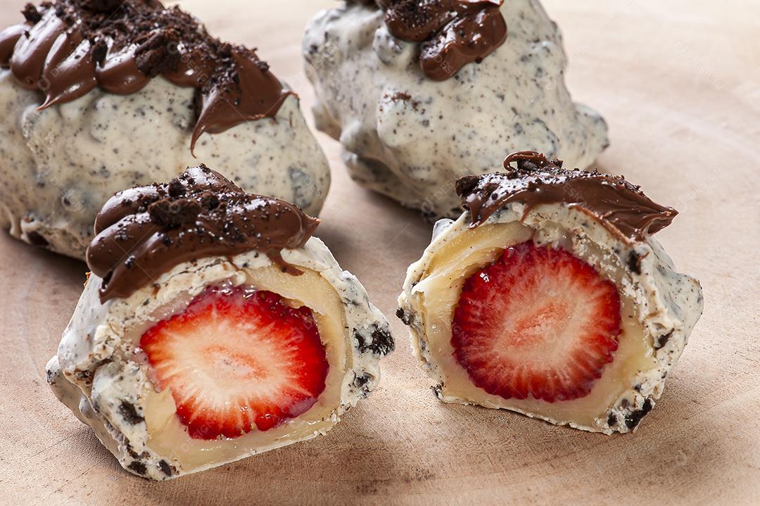 Brigadeiros gourmet recheados com morango JPG