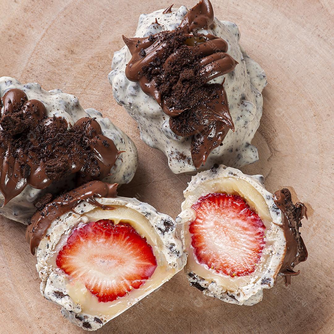 Brigadeiros gourmet recheados com morango JPG
