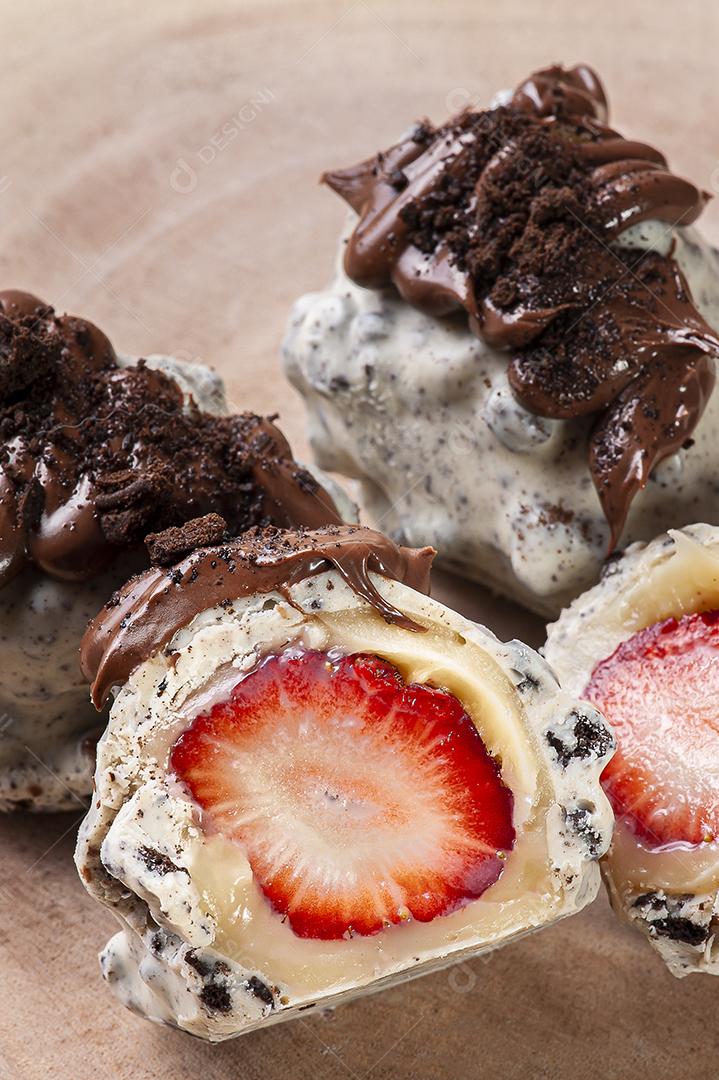 Brigadeiros gourmet recheados com morango JPG