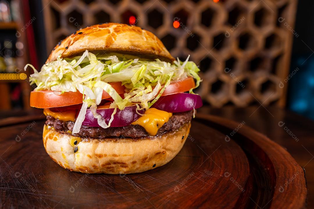 Hambúrguer ,carne grelhada, cheddar, bacon, queijo, tomate, cebola, repolho