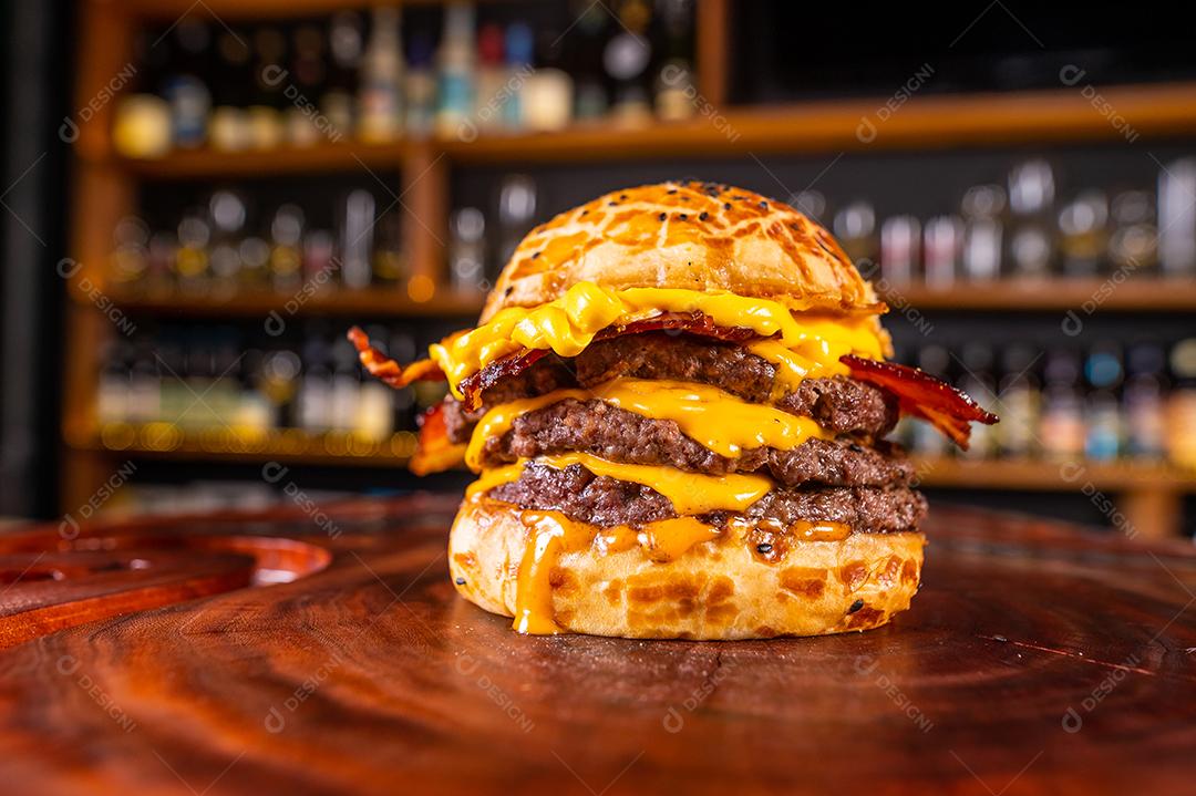 Hambúrguer X-burguer ,carne grelhada, cheddar, bacon