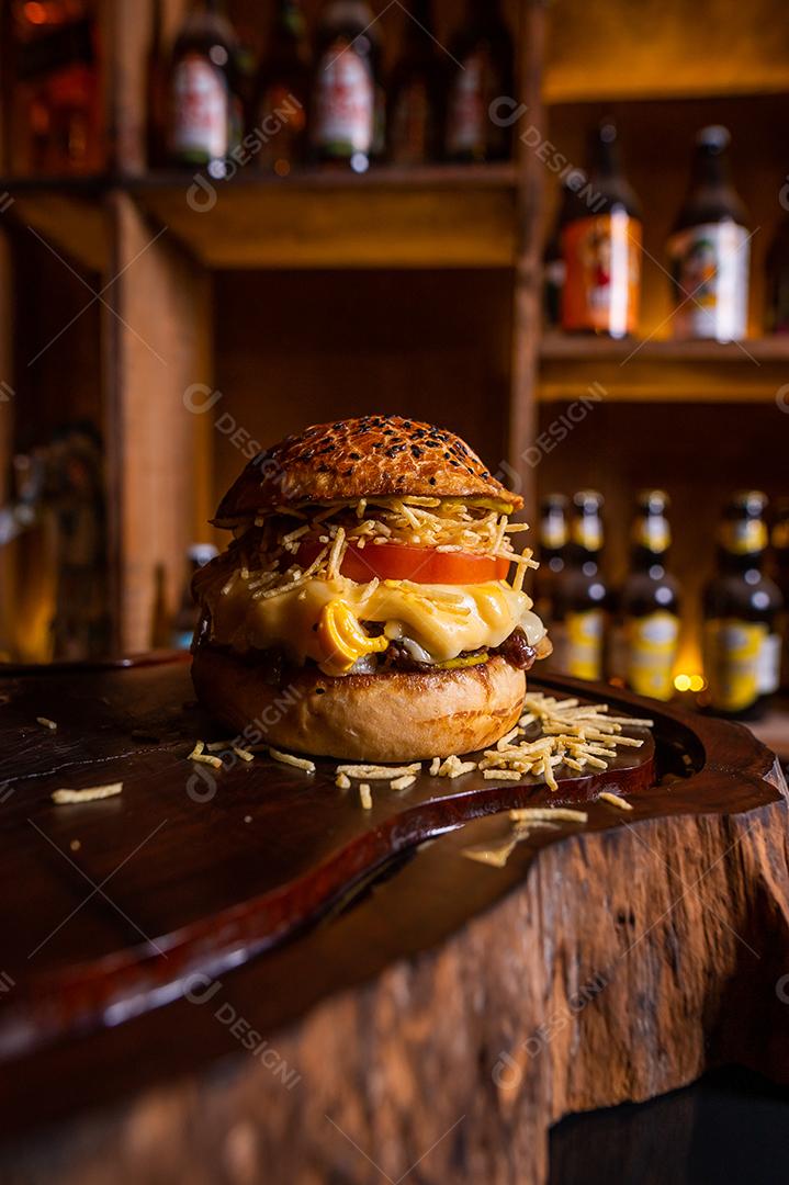 Hambúrguer batata palha, queijo, cheddar, tomate, carne grelhada.