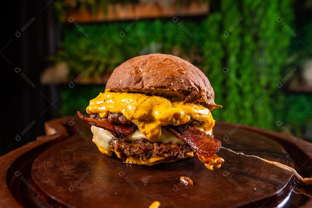 Hambúrguer ,carne grelhada, cheddar, bacon, queijo