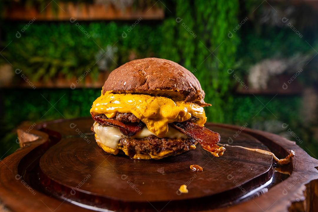 Hambúrguer ,carne grelhada, cheddar, bacon, queijo