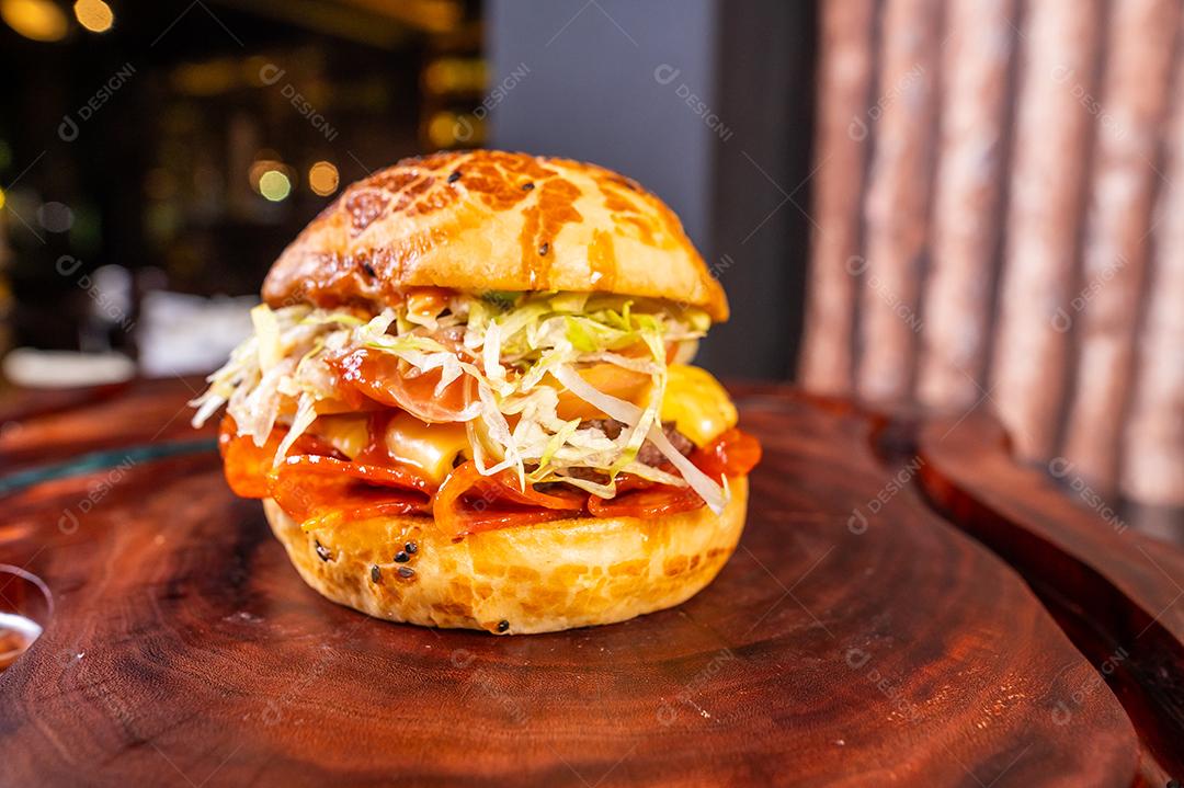 Hambúrguer queijo, cheddar, tomate, carne grelhada bacon, repolho, alface