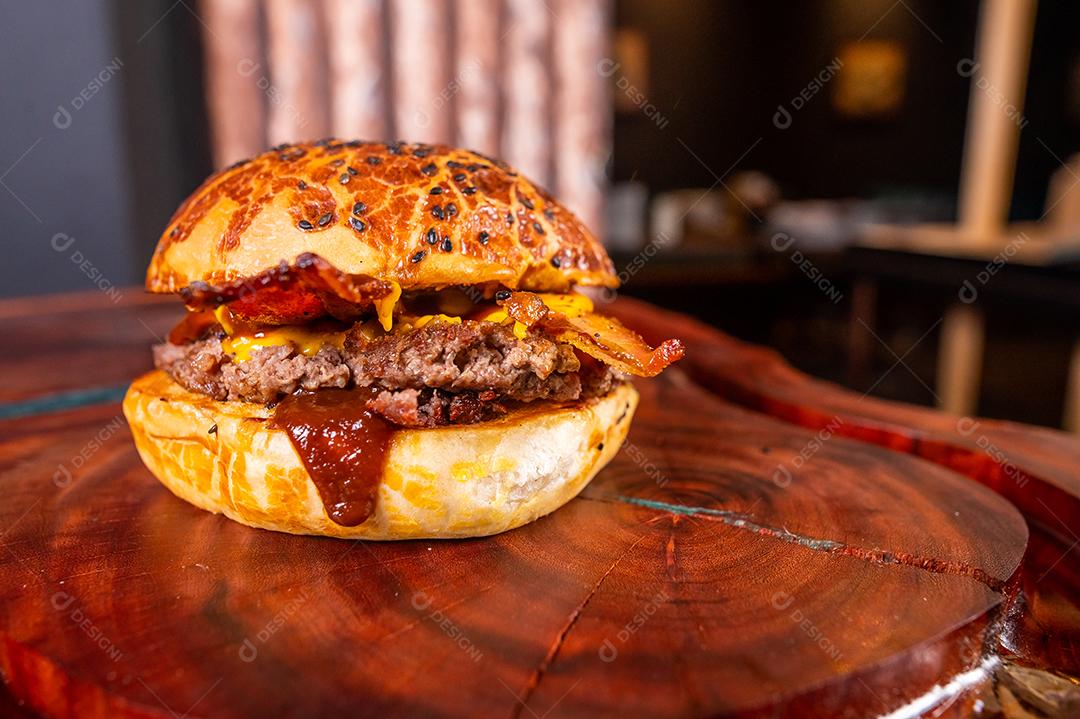 Hambúrguer ,carne grelhada, cheddar, bacon, queijo, tomate