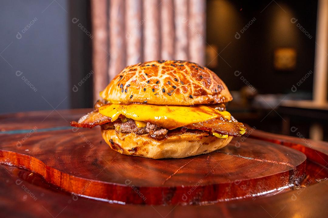 Hambúrguer ,carne grelhada, cheddar, bacon