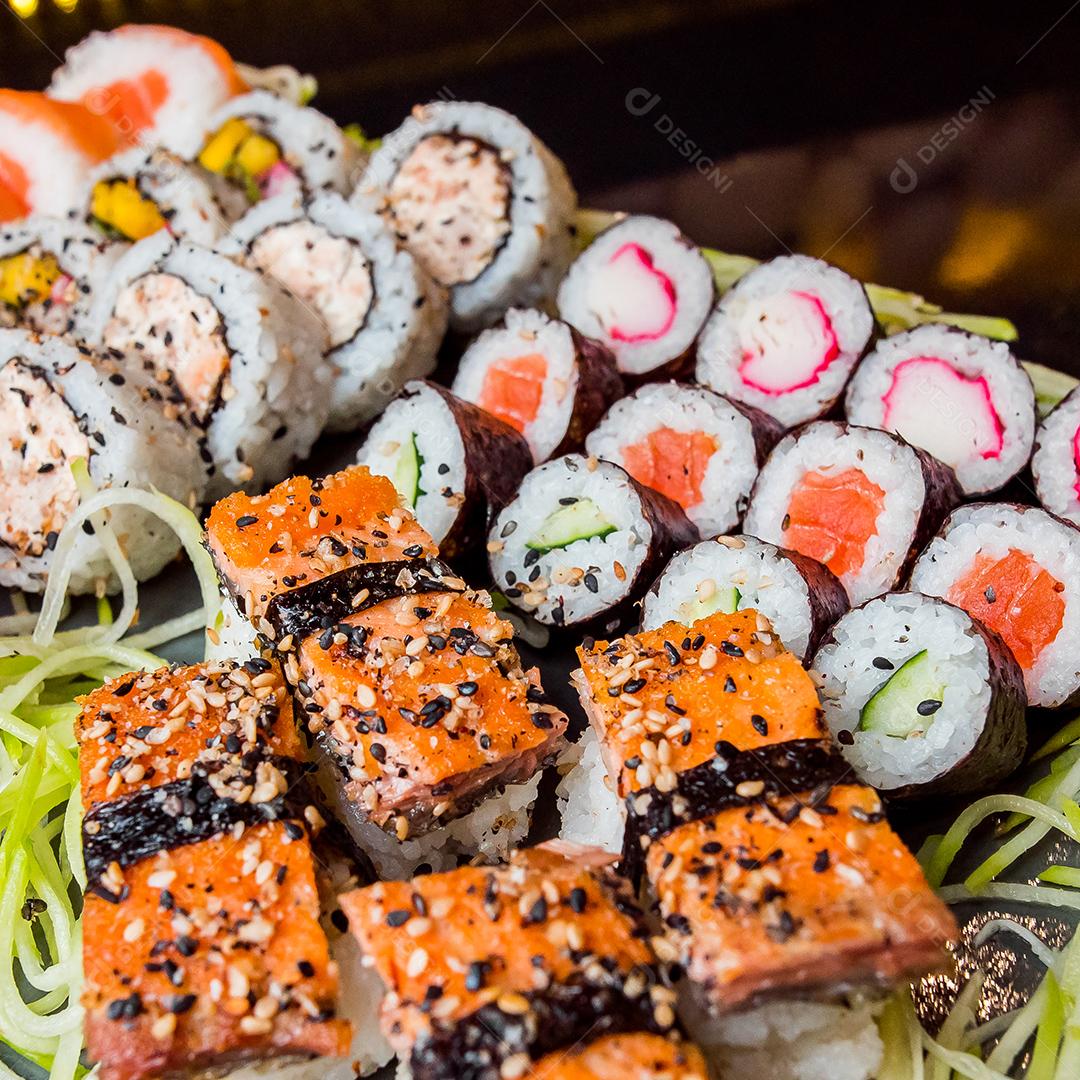 Culinária Japonesa. Vários sushis comida japonesa