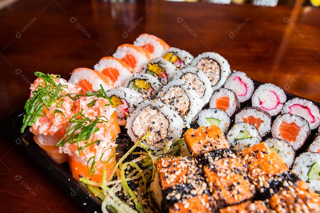 Culinária Japonesa. Vários sushis comida japonesa temperos