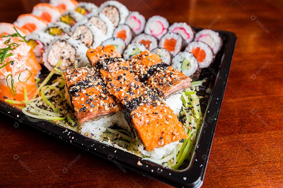 Culinária Japonesa. Vários sushis comida japonesa temperos