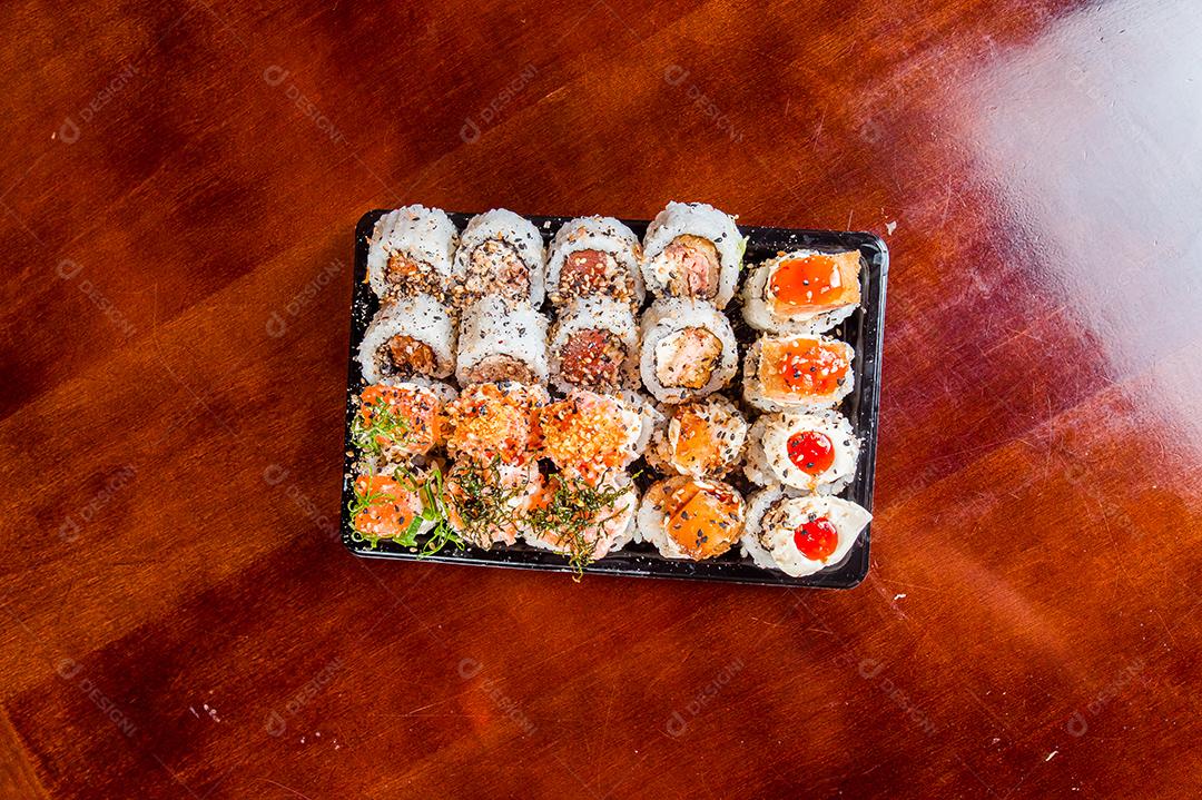 Culinária Japonesa. Vários sushis comida japonesa temperos