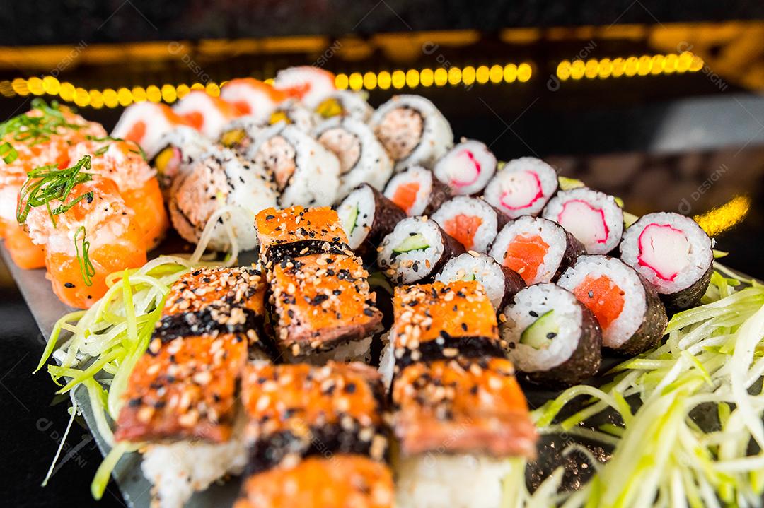 Culinária Japonesa. Vários sushis comida japonesa temperos