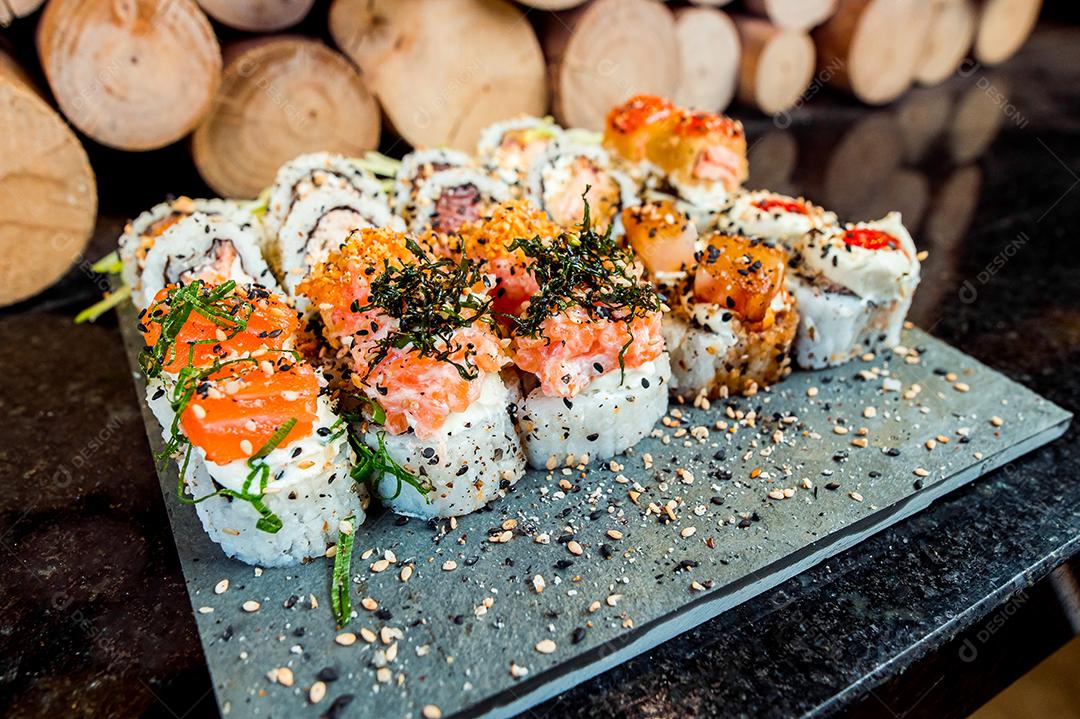 Culinária Japonesa. Vários sushis comida japonesa temperos