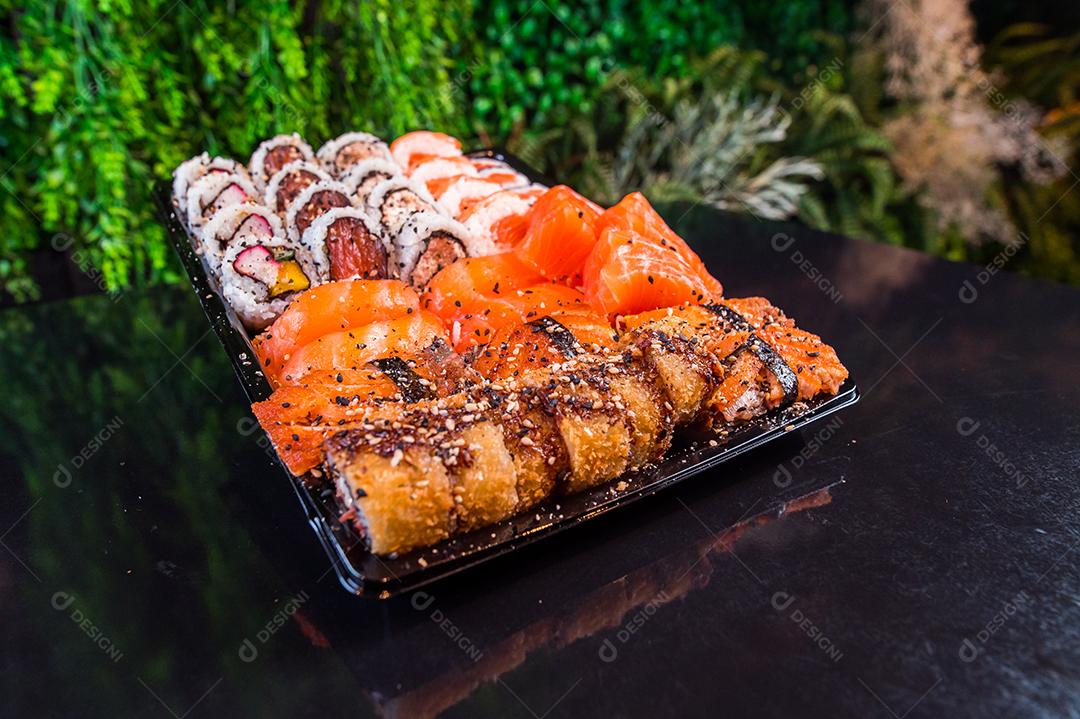 Culinária Japonesa. Vários sushis comida japonesa temperos. Uramaki