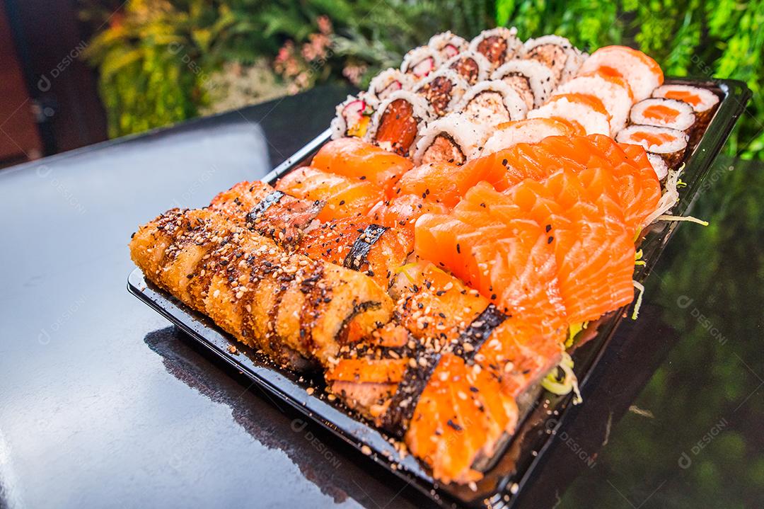 Culinária Japonesa. Vários sushis comida japonesa temperos. Uramaki , salmão