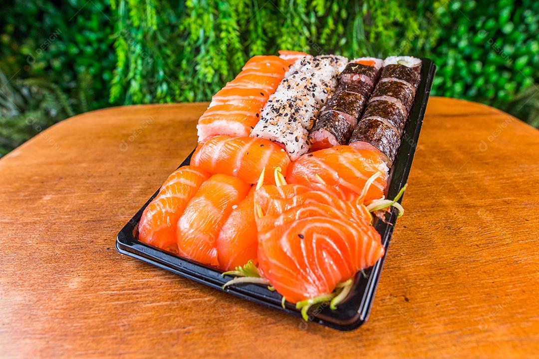 Culinária Japonesa. Vários sushis comida japonesa temperos. Uramaki , salmão, tekkamaki