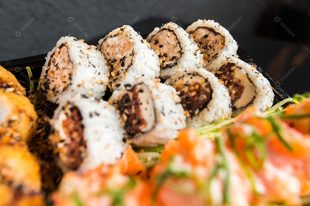 Culinária Japonesa. Uramaki comida japonesa temperos