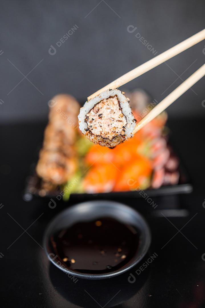 Culinária Japonesa. Vários Hot Roll cru acompanhado com salmão cru. Comida.