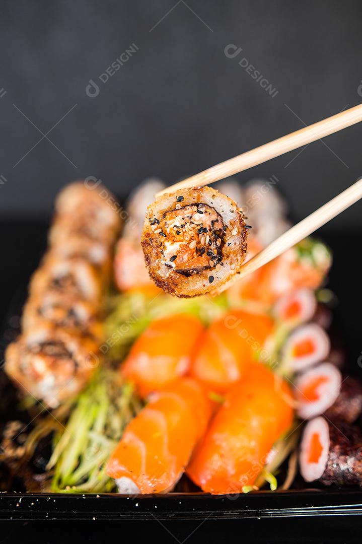 Comida japonesa. Vários hot roll acompanhado com Salmão cru. Comida