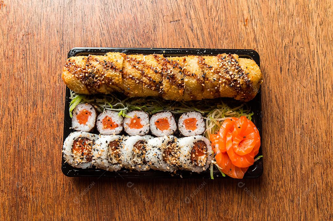 Culinária Japonesa. Vários Hot Roll cru acompanhado com salmão cru. Comida.