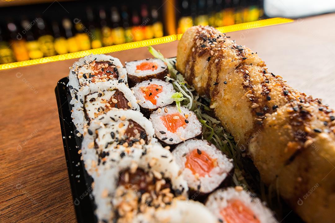 Culinária Japonesa. Vários sushis comida japonesa temperos