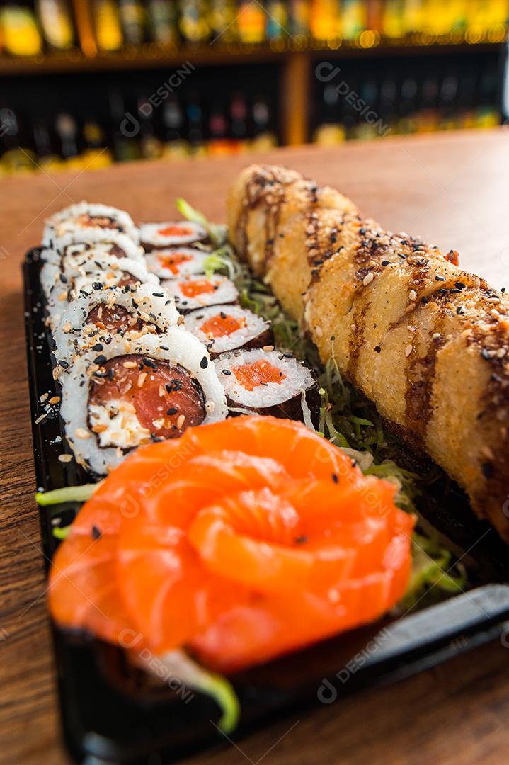 Culinária Japonesa. Vários sushis comida japonesa temperos