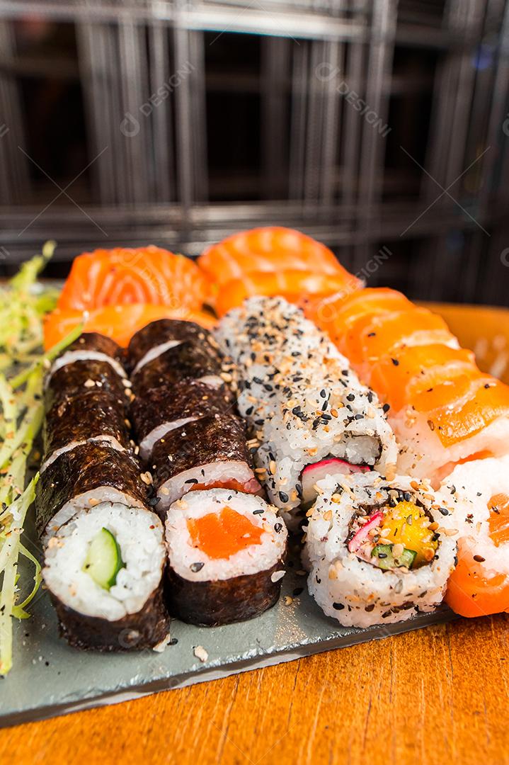 Culinária Japonesa. Vários sushis comida japonesa temperos. California Maki, Maki, Hossomaki