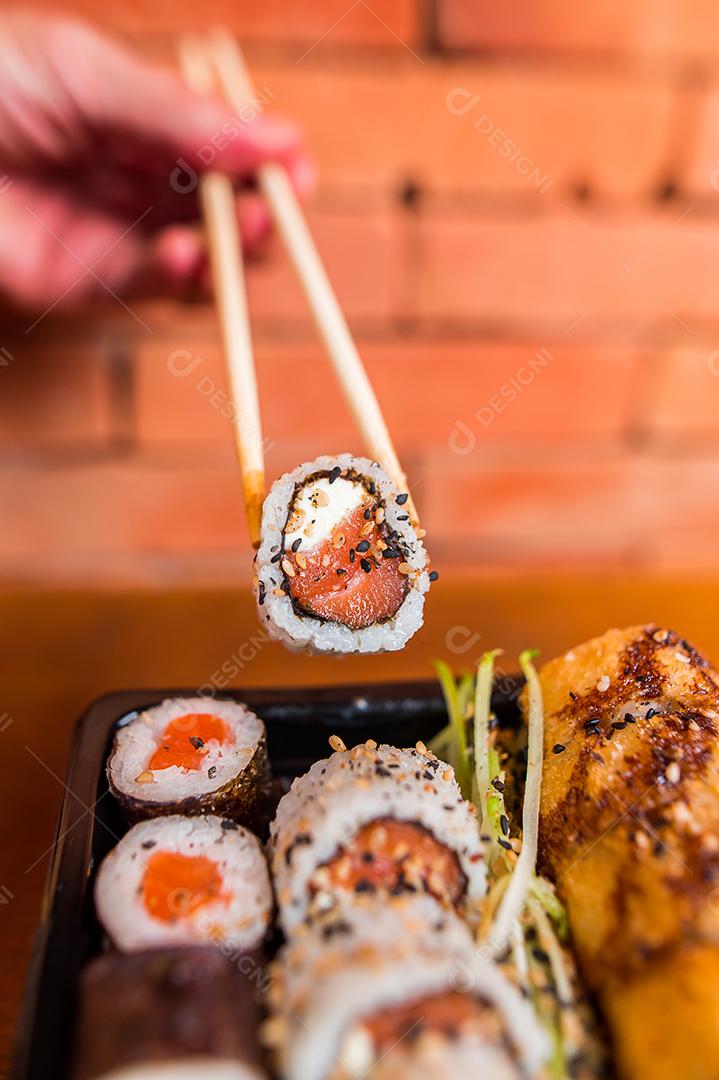 Culinária Japonesa. Uramaki, Tekka Maki Sushi comida japonesa temperos