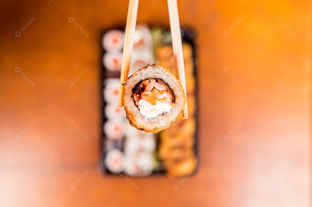 Culinária Japonesa. Vários sushis comida japonesa temperos