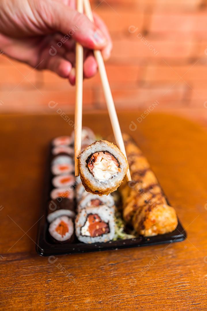 Culinária Japonesa. Vários sushis comida japonesa temperos