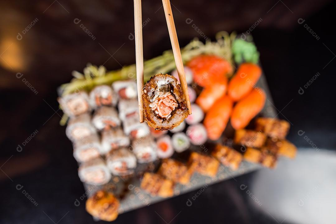 Culinária Japonesa. Arroz enrolado em algas, uramaki, Salmão, Sushi no rolo de atum