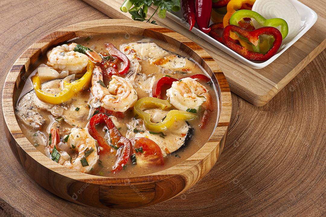 Prato típico da culinária brasileira chamado Moqueca de Peixe JPG