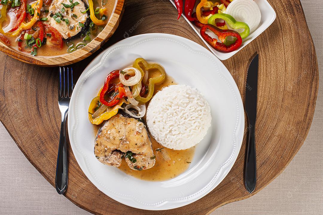 Prato típico da culinária brasileira chamado Moqueca de Peixe JPG